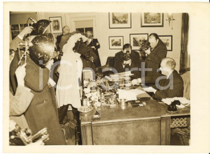 Fotografia d epoca originale 1941 WASHINGTON Franklin D. ROOSEVELT signing the British Aid Bill  Photo 1