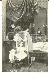 Fotografia d epoca originale 1910 ca Donna seminuda con una bambola  La poupée  Cartolina EROTICA VINTAGE 1