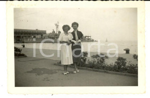 Fotografia d epoca originale 1950 TRIESTE Ritratto di due donne sul molo  Foto VINTAGE 9x6 cm 1