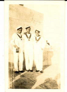Fotografia d epoca originale 1934 PORT SAID EGITTO Marinai italiani presso il monumento a Lesseps Foto 6x9 1