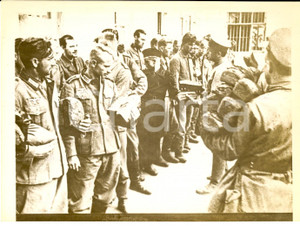 Fotografia d epoca originale 1941 WW2 RUSSIA German prisoners of war receiving bread from captors Photo 1