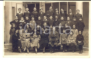 Fotografia d epoca originale 1940 ca ITALIA Ritratto di una scolaresca con insegnanti Foto cartolina VINTAGE 1