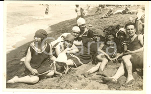 Fotografia d epoca originale 1920 ca AREA DI ROMA Gruppo di giovani in spiaggia  Foto F.lli D AMICO VINTAGE 1