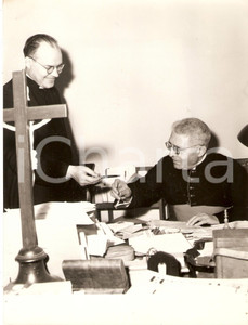 Fotografia d epoca originale 1955 ca VATICANO Prelato porge penna a Monsignor Domenico TARDINI Foto 18x24 cm 1