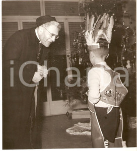 Fotografia d epoca originale 1955 ca ROMA Mons. Domenico TARDINI con un bambino vestito da indiano  Foto 1