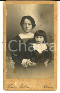 Fotografia d epoca originale 1890 ca CHIASSO Ritratto di giovane donna con bambina  Foto Dante SOLDINI CDV 1