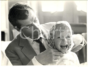 Fotografia d epoca originale 1965 ca FRANCE Roger VADIM con il piccolo NicolasJacques Charrier  Foto 26x20 1