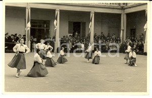 Fotografia d epoca originale 1950 ca ITALIA Collegio femminile  Alunne al saggio con il tamburello  Foto 1