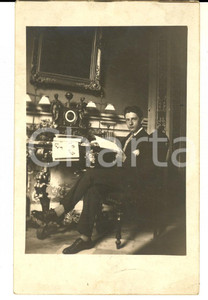 Fotografia d epoca originale 1925 ca ITALIA Ritratto del giovane Giuseppe MARCHESE nello studio  Foto 1
