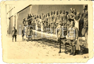 Fotografia d epoca originale 1936 ROMA CENTOCELLE Regia Aeronatica  Ufficiali in scala  Foto CURIOSA 9x7 cm 1