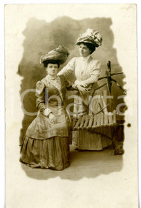 Fotografia d epoca originale 1910 ca ITALIA Ritratto di due sorelle in abito da passeggio  Foto 9x14 cm 1