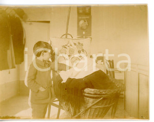 Fotografia d epoca originale 1921 PORDENONE Bambino accarezza fratello neonato nella culla  Foto VINTAGE 1