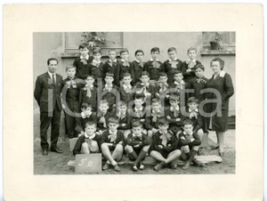Fotografia d epoca originale 1963 ABBIATEGRASSO Classe elementare maschile con maestra e direttore  Foto 1