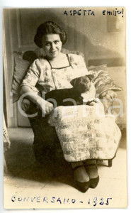 Cartolina originale da collezione 1925 CONVERSANO BA Ritratto di donna con il suo cane Fotografia 7x10 cm 1