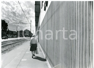 Fotografia d epoca originale 1980 ca MILANO AFFORI Via Pellegrino ROSSI  Anziana in cammino Foto ARTISTICA 1