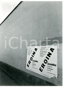 Fotografia d epoca originale 1980 ca MILANO AFFORI Manifesto assemblea sull eroina Foto ARTISTICA 18x24 cm 1