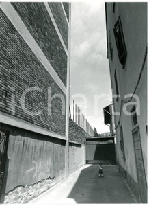 Fotografia d epoca originale 1980 ca MILANO AFFORI Bambina gioca in cortile di cemento Foto ARTISTICA 18x24 1