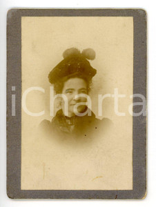 Fotografia d epoca originale 1900 ca ITALIA Ritratto di donna con cappello piumato  Fotografia CDV 1