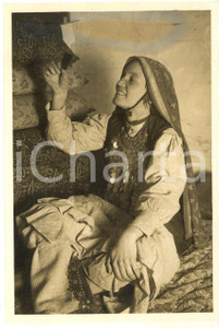 Fotografia d epoca originale 1930 ca BASCHIRIA URSS Donna di fronte a un piccolo specchio  Foto 11x16 1