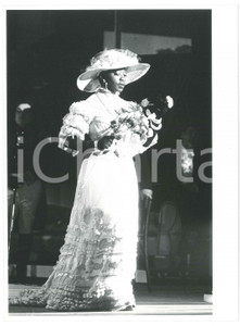 Fotografia d epoca originale 1983 TEATRO Irene OLIVER La vedova allegra di LEHAR  Regia MemÃ© PERLINI Foto 1
