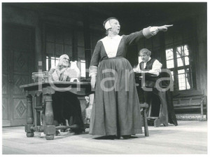 Fotografia d epoca originale 1982 TEATRO DI GENOVA La brocca rotta Eros PAGNI Lina VOLONGHI Camillo MILLI 1