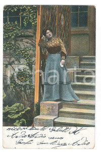 Cartolina originale da collezione 1911 ITALIA  COSTUME Ritratto di donna su scalinata  Cartolina FP VG 1