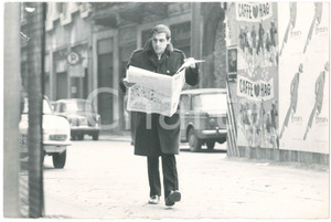 Fotografia d epoca originale 1970 ca MILANO Adriano CELENTANO a passeggio con il giornale  Foto 1