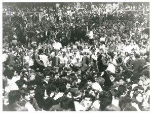 Fotografia d epoca originale 1975 ca ITALIA Concerto di Frank ZAPPA  Pubblico in attesa 3 Foto 24x18 1