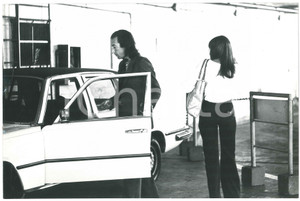 Fotografia d epoca originale 1970 ca MILANO Alfredo CERRUTI con Caterina CASELLI  Foto 30x20 cm 1