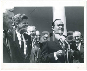 Fotografia d epoca originale 1963 USA President John KENNEDY and Bob HOPE presented with a gold medal Photo 1
