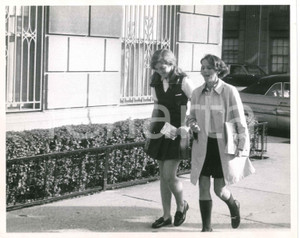 Fotografia d epoca originale 1970 ca USA Caroline KENNEDY going to school Photo 24x19 cm 1