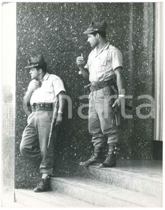 Fotografia d epoca originale 1970 ca COSTUME VENEZUELA Guardie armate in attesa  Foto 21x27 cm 1