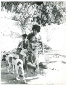 Fotografia d epoca originale 1970 ca COSTUME VENEZUELA Madre indigena con i figli  Foto 21x27 cm 1