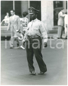 Fotografia d epoca originale 1970 ca COSTUME VENEZUELA Poliziotto al lavoro  Foto 24x30 cm 1