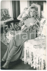 Fotografia d epoca originale 1970 ca COSTUME ITALIA Antonella LUALDI  Ritratto con stola 2 Foto 20x30 cm 1