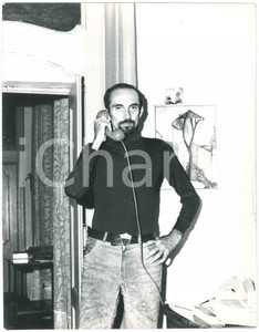 Fotografia d epoca originale 1971 ATLETICA Franco ARESE  Ritratto in casa al telefono  Foto 23x31 cm 1
