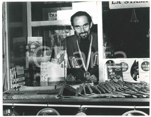 Fotografia d epoca originale 1971 ATLETICA Franco ARESE in edicola con l oro vinto agli Europei 4 Foto 1