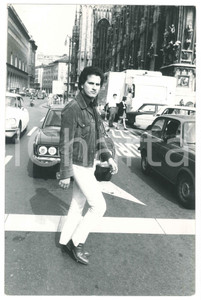 Fotografia d epoca originale 1970 ca COSTUME MILANO Adriano PAPPALARDO in piazza Duomo  Foto 20x30 cm 1