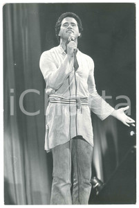 Fotografia d epoca originale 1970 ca COSTUME ITALIA Adriano PAPPALARDO in concerto  Foto 20x30 cm 1
