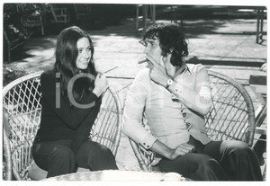 Fotografia d epoca originale 1970 ca COSTUME ITALIA Gigliola CINQUETTI in cortile 1 Foto 1
