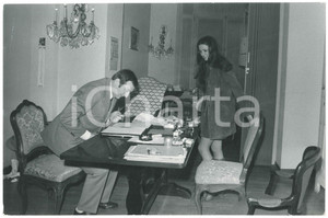 Fotografia d epoca originale 1970 ca COSTUME ITALIA Gigliola CINQUETTI firma un contratto  Foto 1