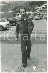 Fotografia d epoca originale 1970 ca COSTUME ITALIA Cantante Umberto BALSAMO in un parcheggio  Foto 20x30 cm 1