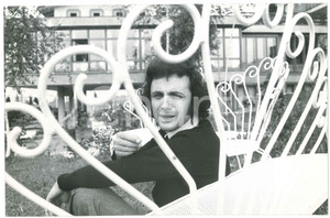 Fotografia d epoca originale 1970 ca COSTUME Cantante Toni SANTAGATA in giardino 2  Foto 1