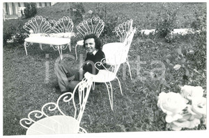 Fotografia d epoca originale 1970 ca COSTUME Cantante Toni SANTAGATA in giardino 1  Foto 1
