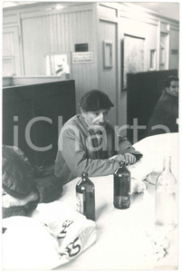 Fotografia d epoca originale 1970 ca MILANO Senzatetto a tavola  Ritratto 1 Foto 20x30 cm 1