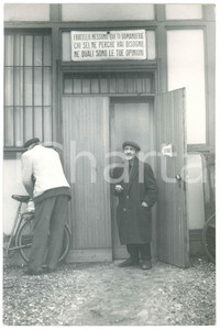 Fotografia d epoca originale 1970 ca MILANO Associazione PANE QUOTIDIANO  Ingresso Foto 20x30 cm 1