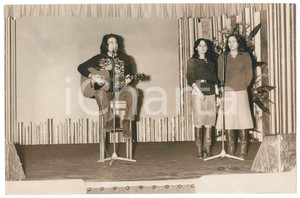 Fotografia d epoca originale 1970 ca COSTUME ITALIA  DRUPI Giampiero Anelli durante uno spettacolo Foto 1