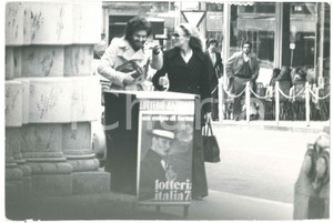 Fotografia d epoca originale 1970 ca MILANO ? Ursula ANDRESS paparazzata con un nuovo compagno 3 Foto 1