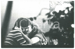 Fotografia d epoca originale 1970 ca MILANO ? Ursula ANDRESS paparazzata con un nuovo compagno a cena 5 1