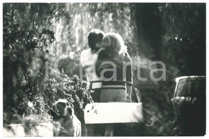 Fotografia d epoca originale 1970 ca ITALIA Ursula ANDRESS paparazzata con un uomo in giardino 1 1